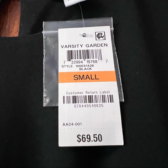 NWT Bar III black dress. Keyhole button closure in back Size Small - Picture 5 of 8